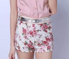 VINTAGE LOW WAISTED LACE FLOWER SHORT